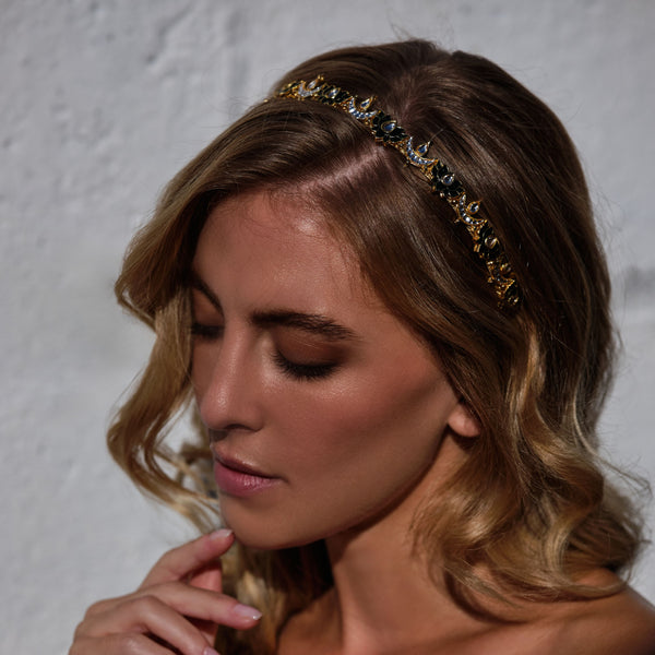 Bohemian-Inspired Hairband with Shell Detailing – A unique hairband with bohemian shell accents and earthy tones for a laid-back vibe.

